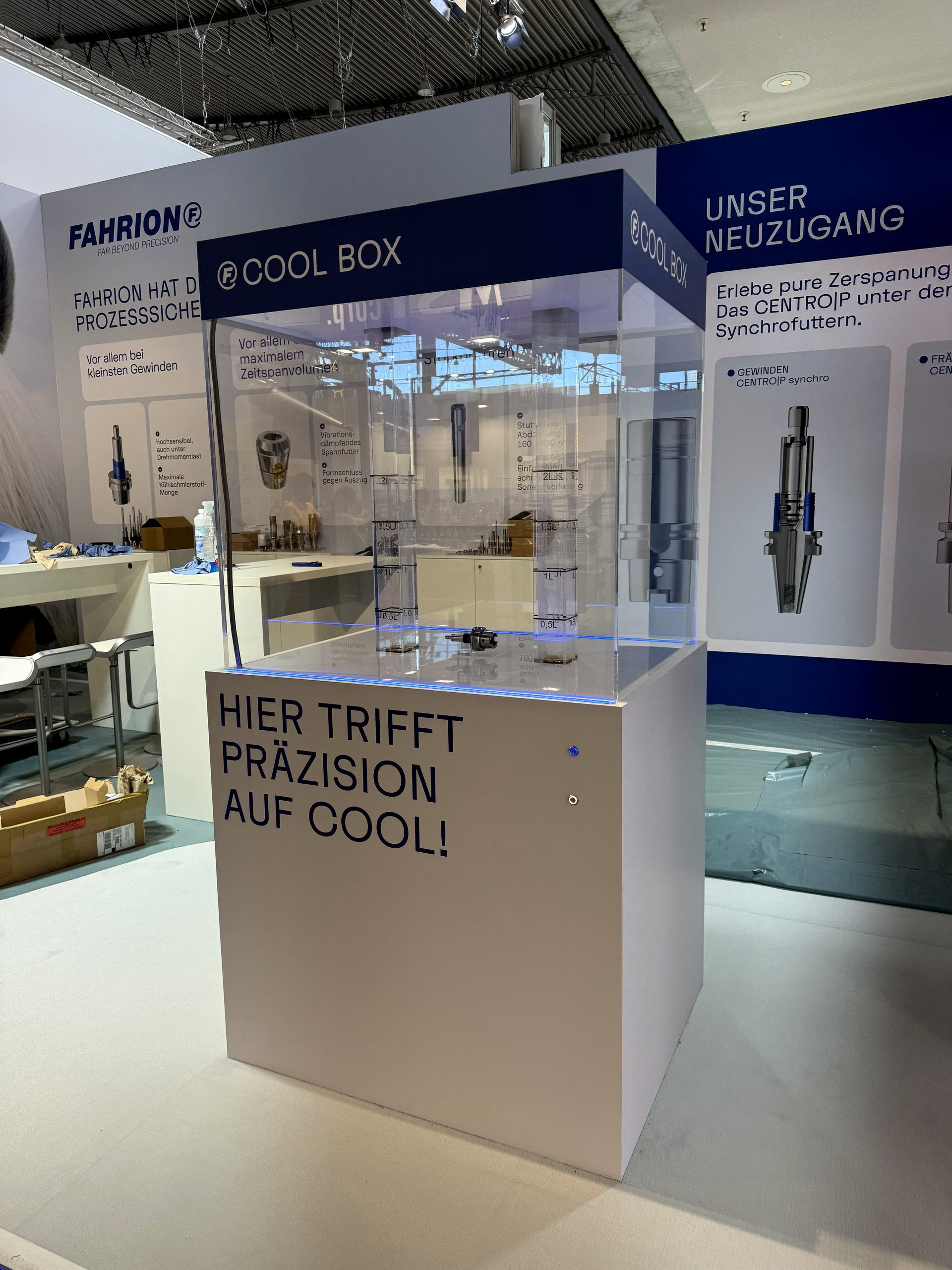 Fahrion Cool Box – interaktives Messe-Exponat mit Acrylvitrine