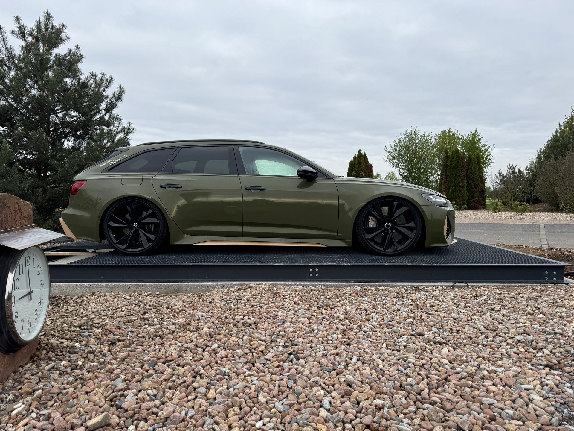 Seitenansicht des Autopodests mit foliertem Audi RS6