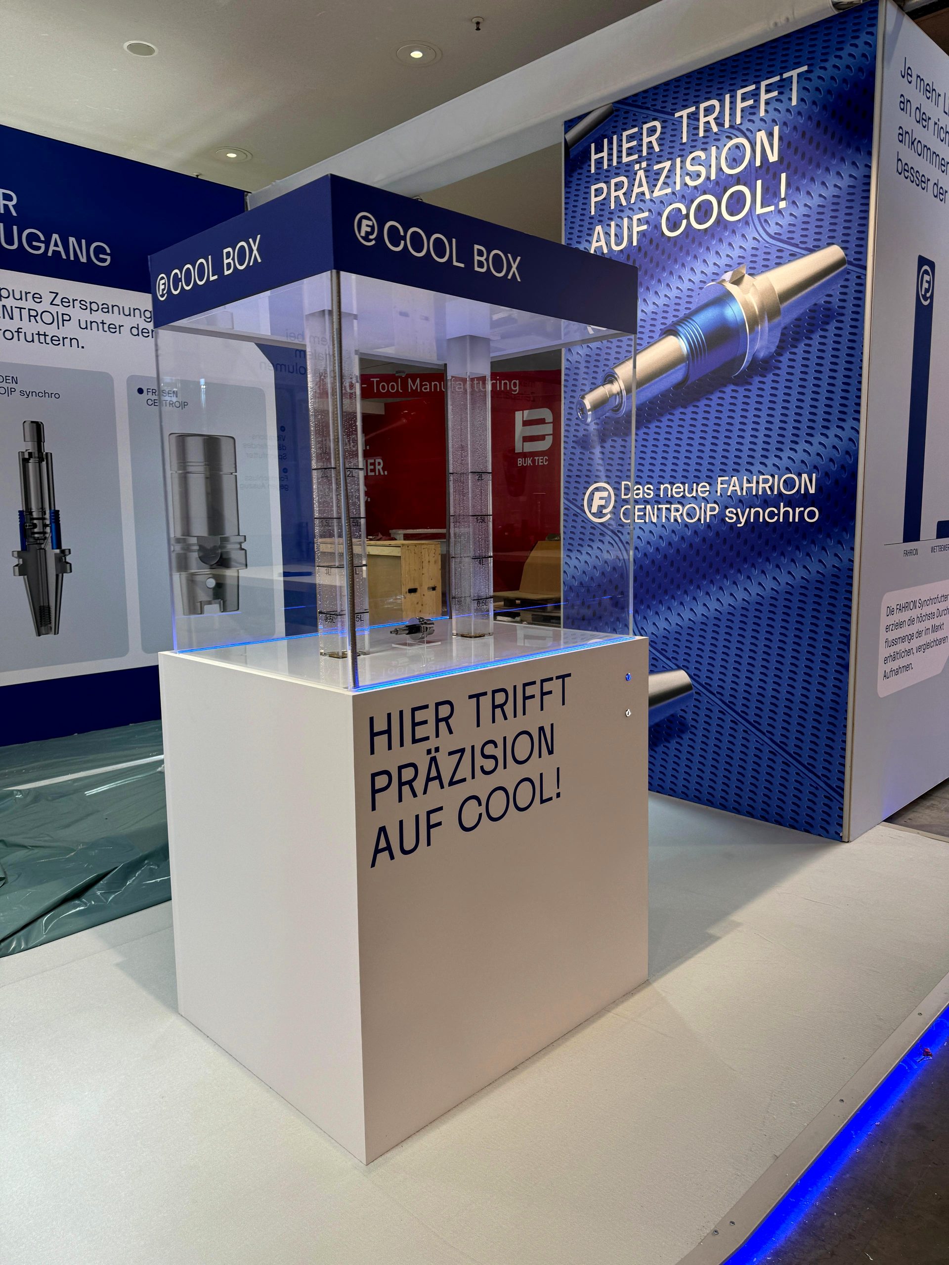 Fahrion Cool Box – fertiges Messe-Exponat mit Acrylsäulen und LED-Beleuchtung