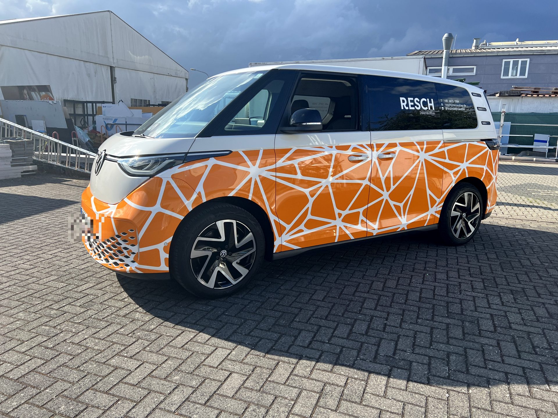 VW ID.Buzz mit orange-weißer Design-Vollfolierung