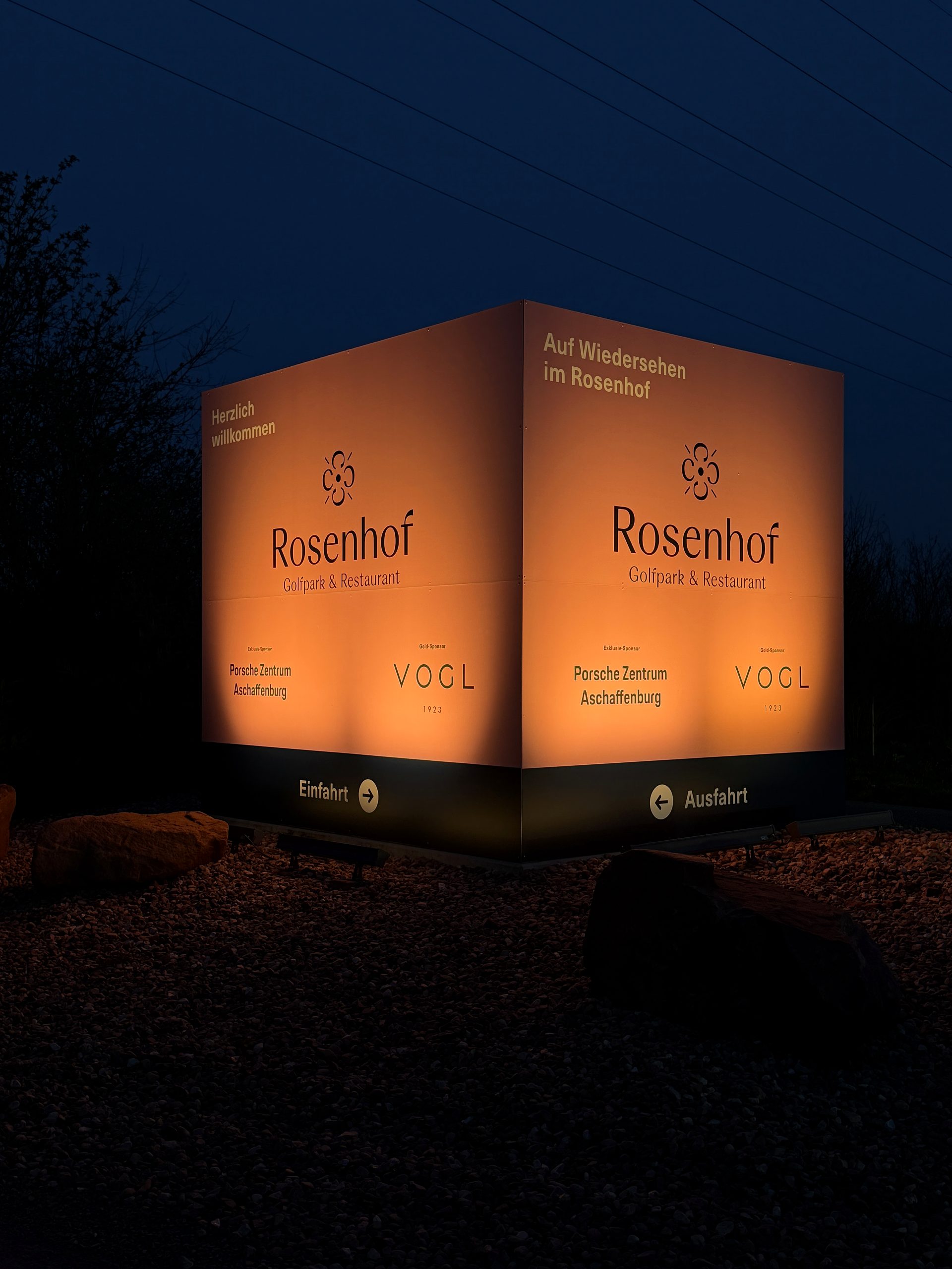 Beleuchteter Werbewürfel bei Nacht