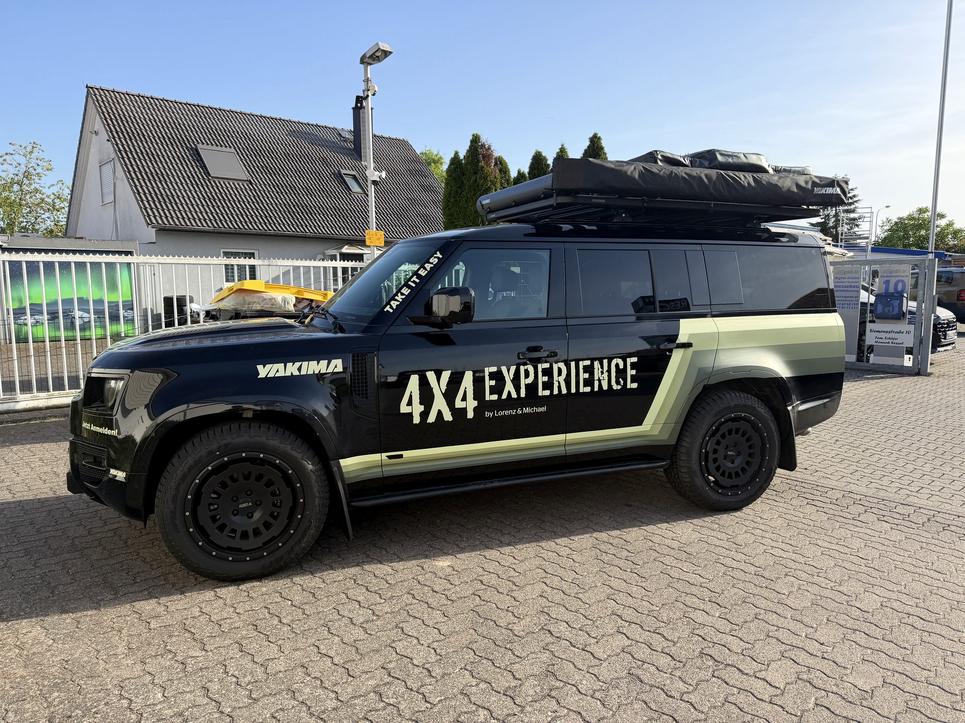 Land Rover Defender mit 4x4-Experience-Beschriftung