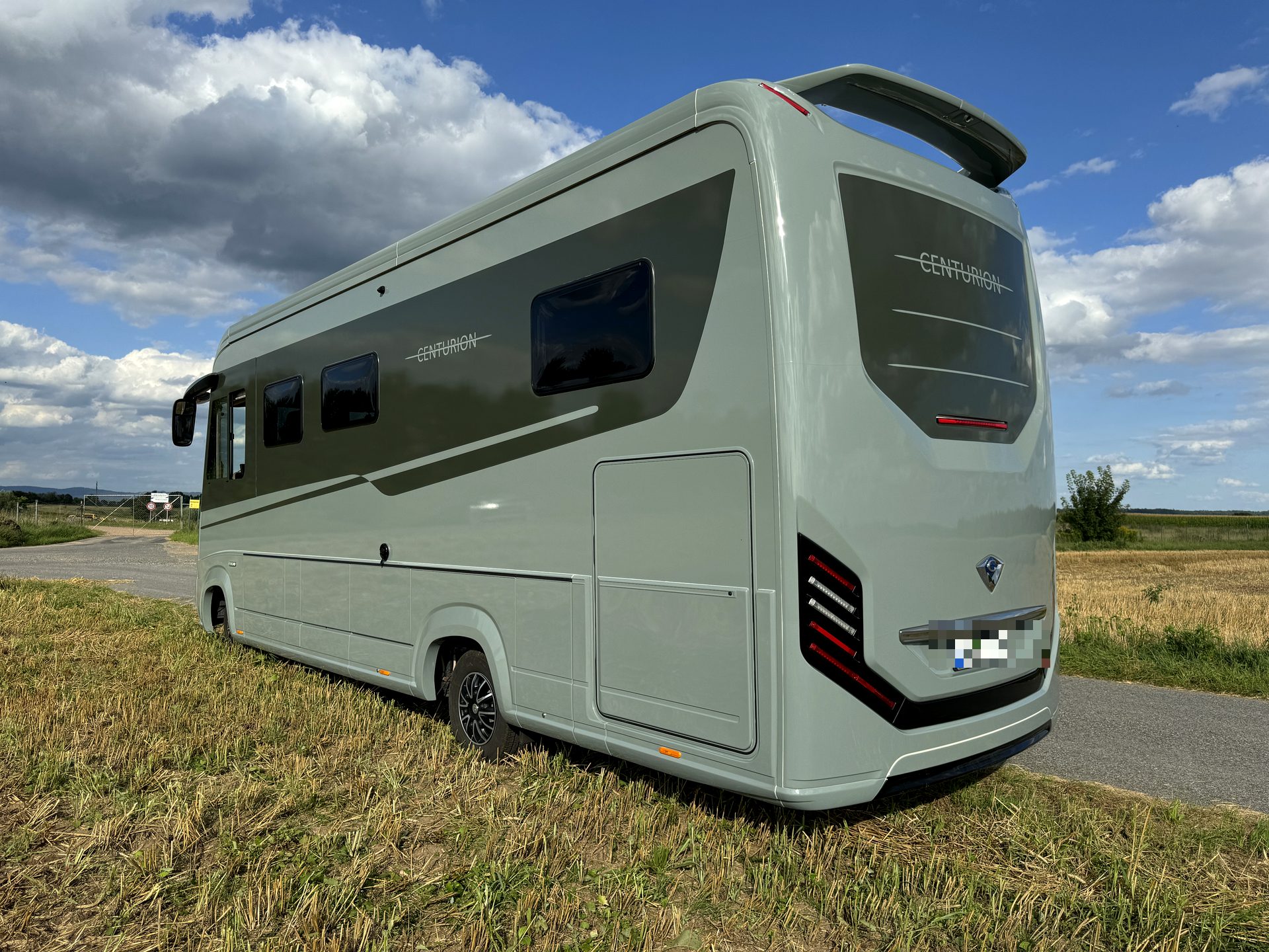 Wohnmobil Centurion mit eleganter Zweifarb-Folierung