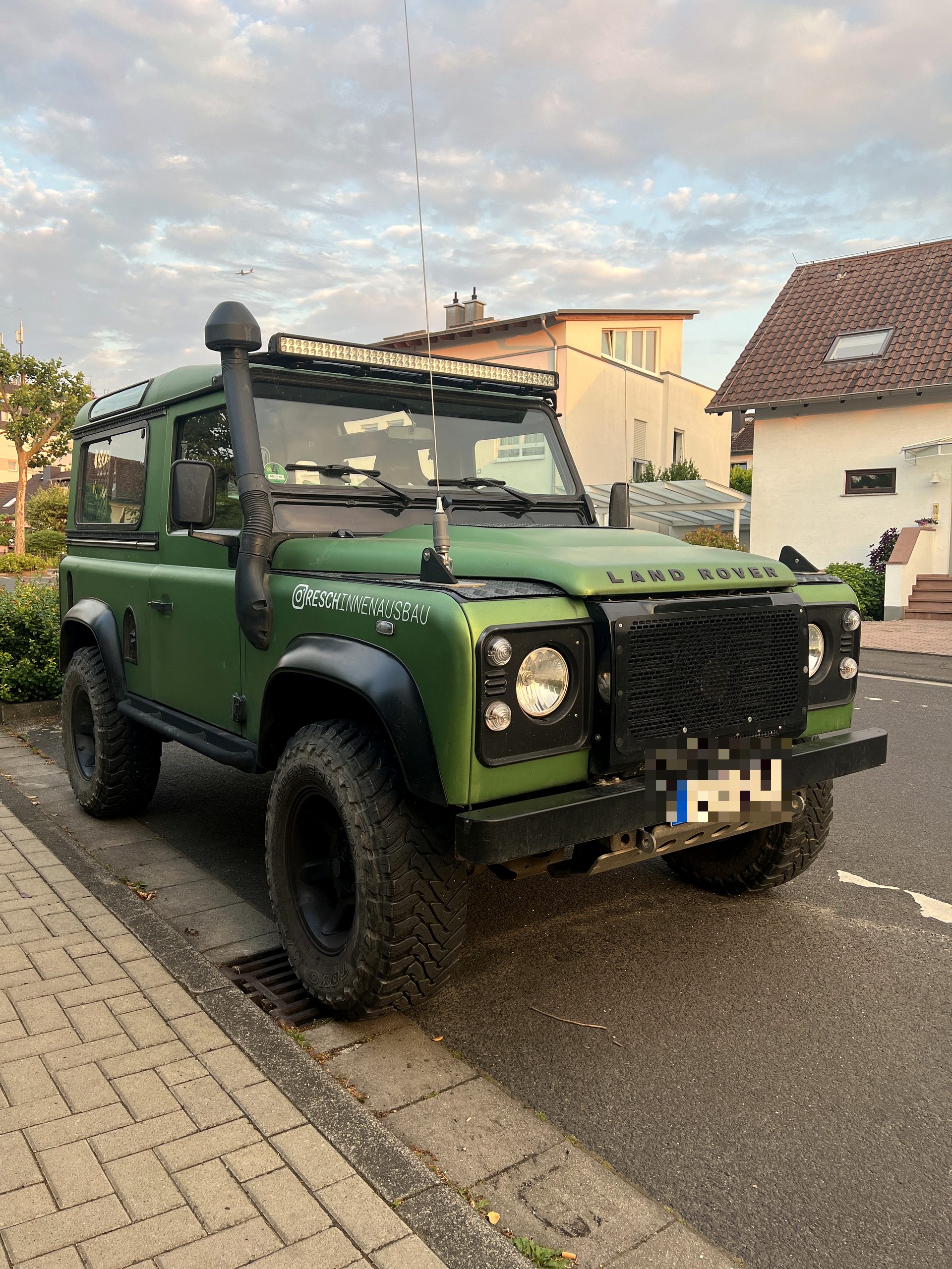 Land Rover Defender in Mattgrün foliert